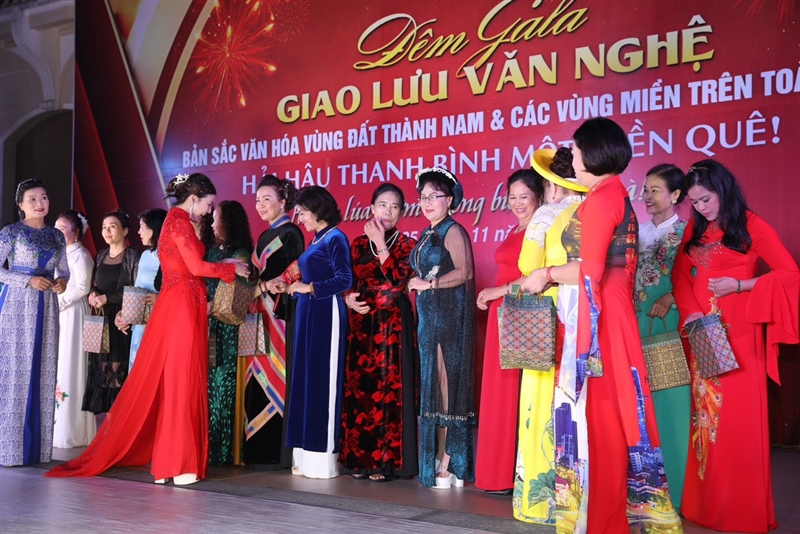 Tổng Giám đốc Lô Mỹ Dung trao quà cho chủ tịch phụ nữ thanh lịch